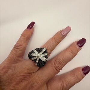 Black Swarkowki bow ring and Silver Heart Ring size 7 stamped W: 28 G